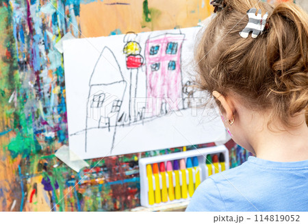 Little girl draws a picture. Selective focus Little girl draws a picture. Selective focus 114819052
