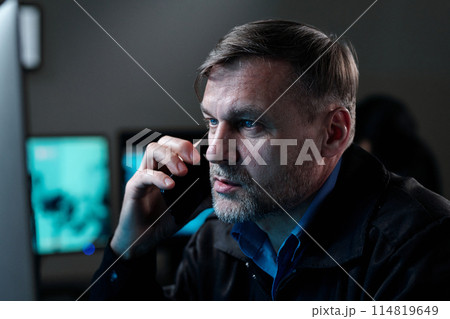 Guard reporting situation on smartphone Guard reporting situation on smartphone 114819649