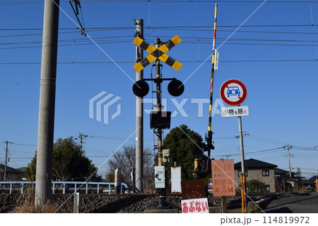 鉄道線路の踏切 114819972