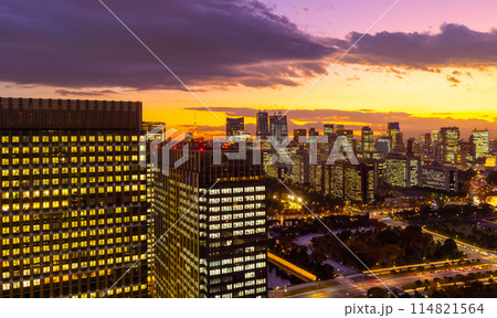 大都会の日の入り 114821564