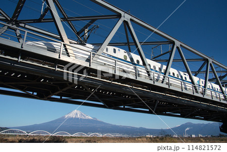 富士山と鉄橋を渡る新幹線  114821572