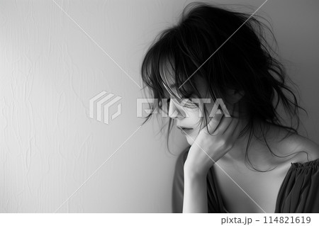 鬱・落ち込む女性・貧困・DV 114821619