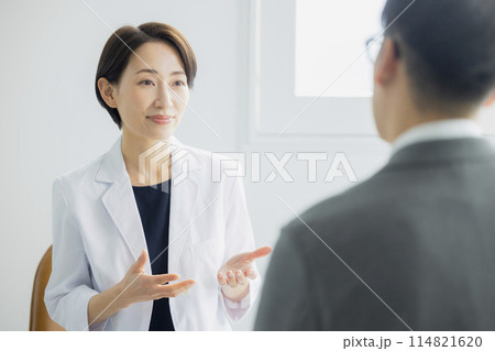 説明する女性医師 114821620