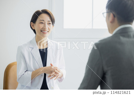 説明する女性医師 114821621