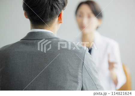 説明する女性医師 114821624