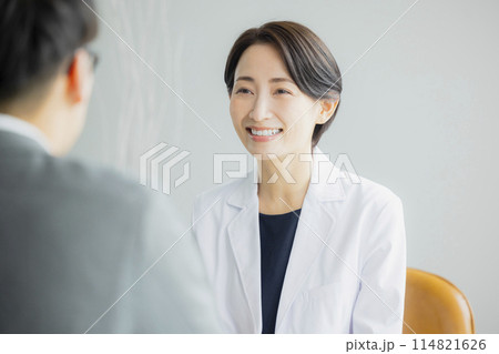 説明する女性医師 説明する女性医師 114821626