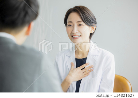 説明する女性医師 説明する女性医師 114821627