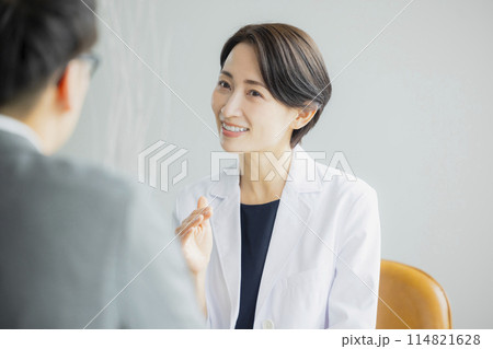 説明する女性医師 説明する女性医師 114821628