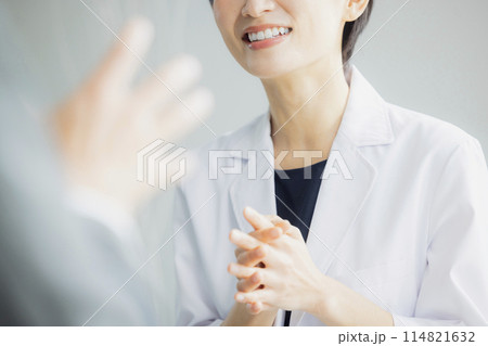 説明する女性医師 説明する女性医師 114821632