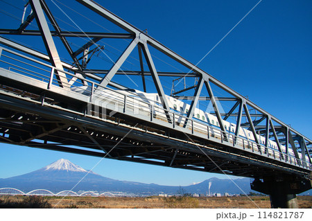 富士山と鉄橋を渡る新幹線  114821787