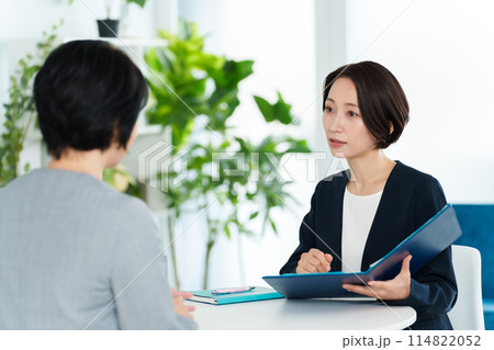 オフィスで打ち合わせをするビジネスウーマン 114822052