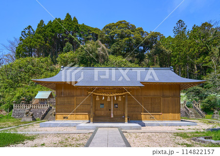 春の島根県松江市の加賀神社(かかじんじゃ)拝殿を見る 114822157