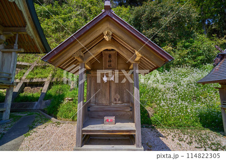 春の島根県松江市の加賀神社(かかじんじゃ)の境内にある神社(東神社) 春の島根県松江市の加賀神社(かかじんじゃ)の境内にある神社(東神社) 114822305