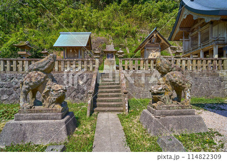 春の島根県松江市の加賀神社(かかじんじゃ)拝殿(本殿)の西側を見る 114822309