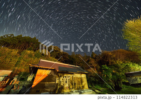 春の島根県松江市の加賀神社(かかじんじゃ)の拝殿の夜景と北極星を中心とする日周運動 114822313