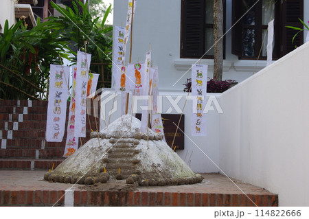 ラオス正月の砂の仏塔(Sand Stupa) 114822666
