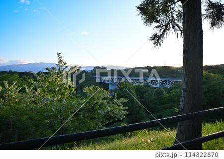 武尊山山並と関越自動車 赤城高原SAから 早朝の風景 武尊山山並と関越自動車 赤城高原SAから 早朝の風景 114822870