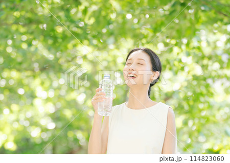 自然の中で水を飲む女性 114823060
