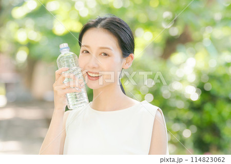自然の中で水を飲む女性 114823062