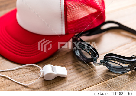 プールなどのスタッフのユニフォーム 114823165