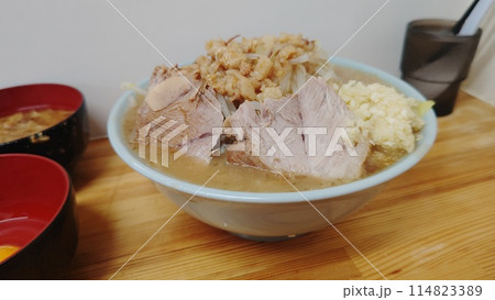二郎系ラーメン 豚骨ラーメンとお水とお椀 二郎系ラーメン 豚骨ラーメンとお水とお椀 114823389
