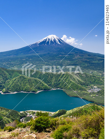 山梨県・雪頭ヶ岳より望む富士山と西湖 114823465