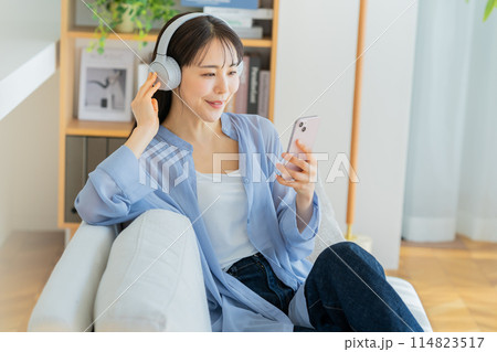 ソファでくつろぐ若い女性 ソファでくつろぐ若い女性 114823517