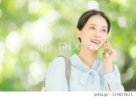 電話をする女性 電話をする女性 114823621