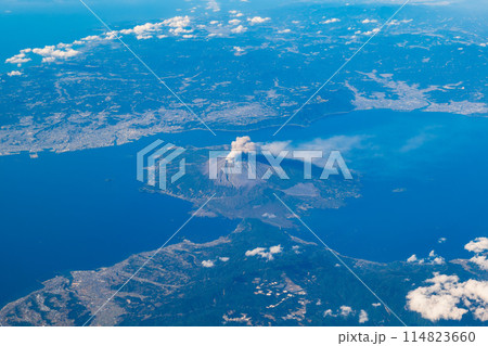 噴煙を上げる桜島 114823660