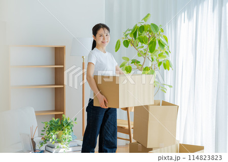 荷造りする若い女性 荷造りする若い女性 114823823