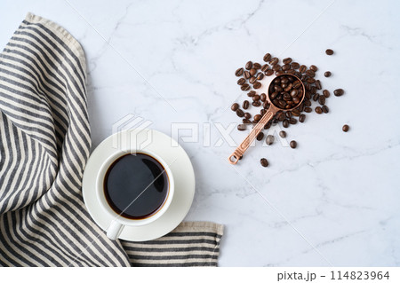 カップに注いだコーヒー 114823964