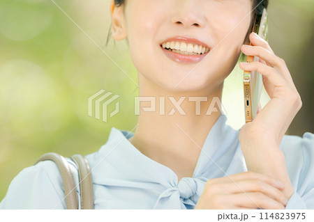 通話する女性の口元 通話する女性の口元 114823975