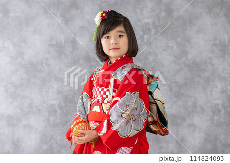 七五三7歳の着物を着た女の子 七五三7歳の着物を着た女の子 114824093