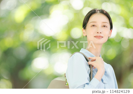 新緑の中で微笑む女性 新緑の中で微笑む女性 114824129