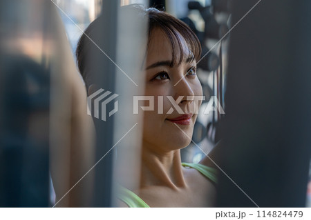スポーツジムでトレーニングする若い女性 スポーツジムでトレーニングする若い女性 114824479