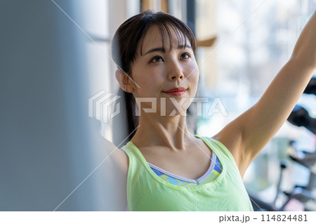 スポーツジムでトレーニングする若い女性 114824481