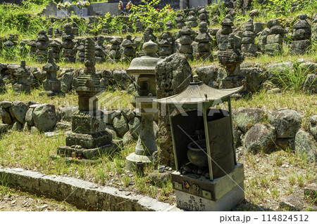 因島 金蓮寺 村上水軍の宝篋印塔 広島県尾道市 因島 金蓮寺 村上水軍の宝篋印塔 広島県尾道市 114824512