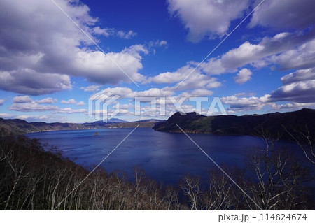初冬の摩周湖と摩周岳 初冬の摩周湖と摩周岳 114824674