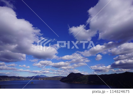 初冬の摩周湖と摩周岳 初冬の摩周湖と摩周岳 114824675