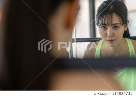 スポーツジムでトレーニングする若い女性 114824733
