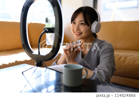 配信をする女性 114824868