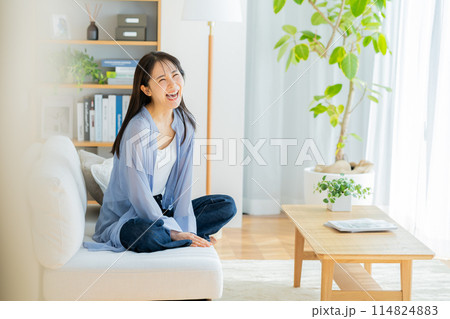 リビングでくつろぐ若い女性 114824883