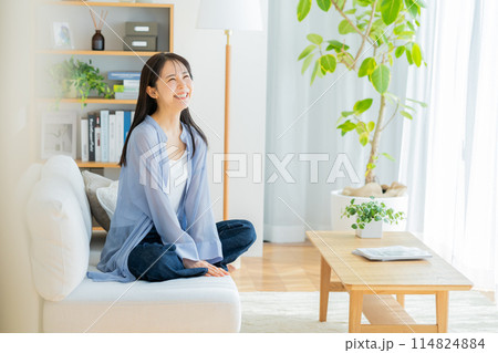 リビングでくつろぐ若い女性 114824884