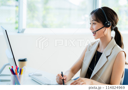 オフィスで働く女性のオペレーター オフィスで働く女性のオペレーター 114824969