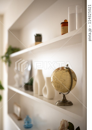 インテリアの雑貨などが置かれている 114825021
