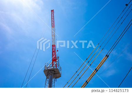 青空に伸びるクレーンと電線防護カバー 青空に伸びるクレーンと電線防護カバー 114825173