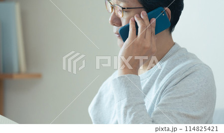 スマホで通話するミドル男性 スマホで通話するミドル男性 114825421