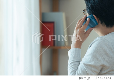 スマホで通話するミドル男性 114825423