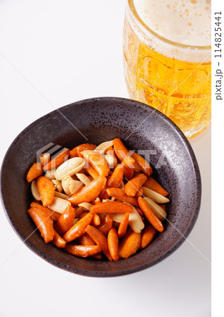 柿の種とビール 柿の種とビール 114825441