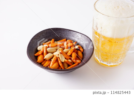 柿の種とビール 114825443